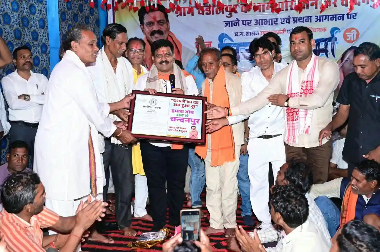 वर्षों पुरानी मांग हुई पूरी, राजपत्र लेकर गांव पहुंचे उप मुख्यमंत्री श्री विजय शर्मा, चंदनपुर को मिली नई पहचान, चंडालपुर अब कहलाएगा ‘चंदनपुर’