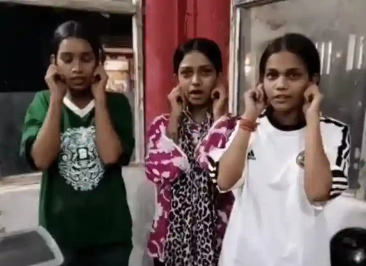 लड़की के साथ सड़क पर मारपीट करने वाली युवतियों ने कान पकड़ कर कहा - सॉरी ,आगे से नहीं करेंगे