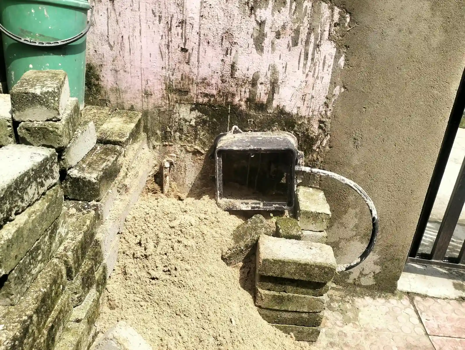 अब पानी के मीटर भी नहीं छोड़ रहे चोर, हेमू नगर में 15 से 20 घरों को बनाया निशाना, पाइप काटकर मीटर ले गए बदमाश, सीसीटीवी में 3 संदिग्ध नजर आए; स्ट्रीट लाइट चोरी के बाद अब अमृत मिशन की संपत्ति पर हाथ