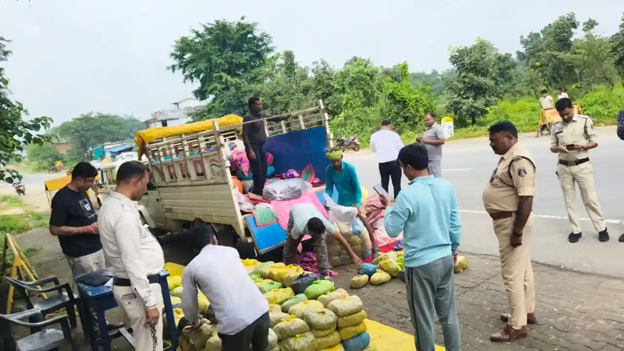 दो पिकअप वाहनों से गांजा बरामद होने का दावा, नशा तस्करी के खिलाफ पुलिस की कार्रवाई से मचा हड़कंप,,