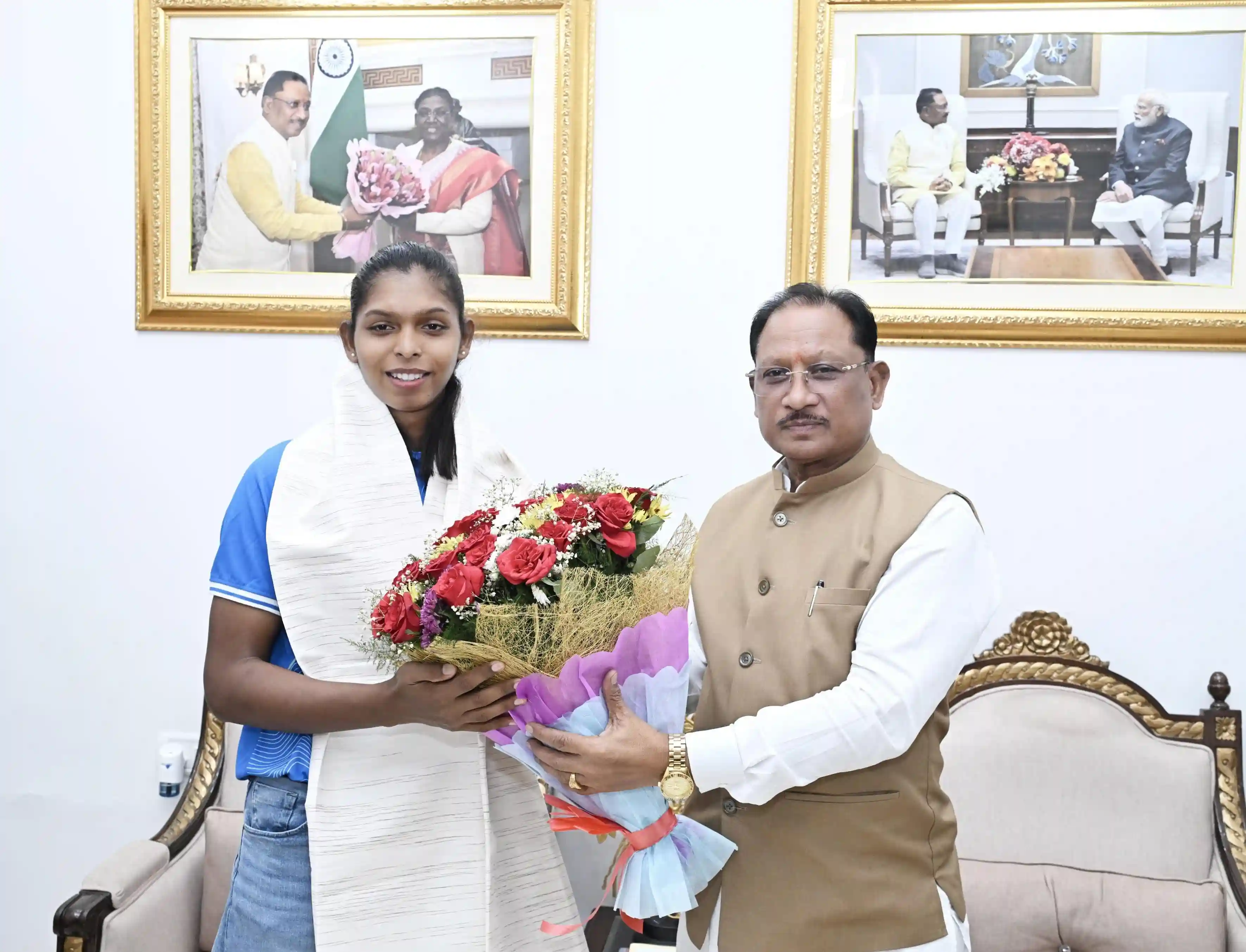एशियन गेम्स की स्वर्ण पदक विजेता टीम की संजू देवी को मुख्यमंत्री श्री विष्णु देव साय ने 51 लाख रुपए की प्रोत्साहन राशि देने की घोषणा की