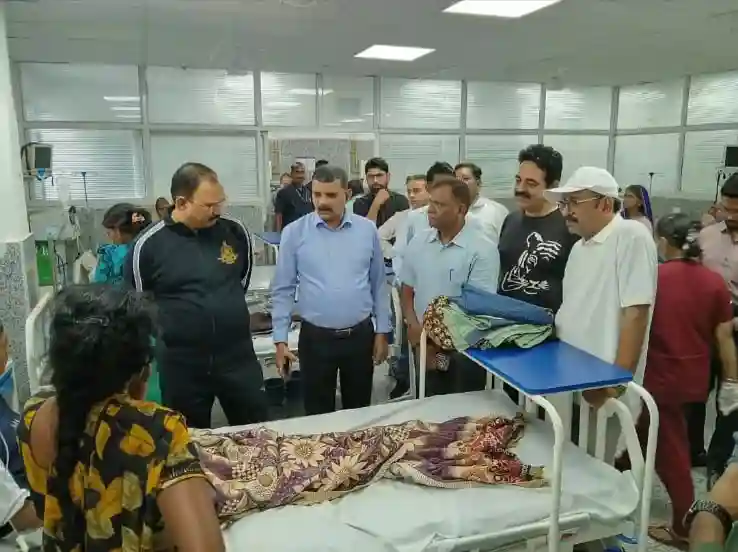सिम्स में उखड़ी फर्श देख स्वास्थ्य मंत्री नाराज, डीन से बोले- स्वशासी समिति से कराएं मरम्मत