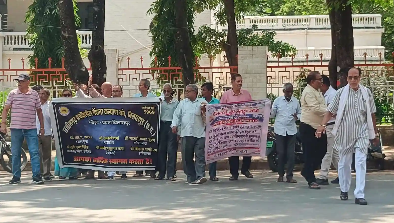 12 सूत्रीय मांगों को लेकर पेंशनरों का 24 घंटे धरना, कलेक्टर को सौंपा प्रधानमंत्री के नाम ज्ञापन