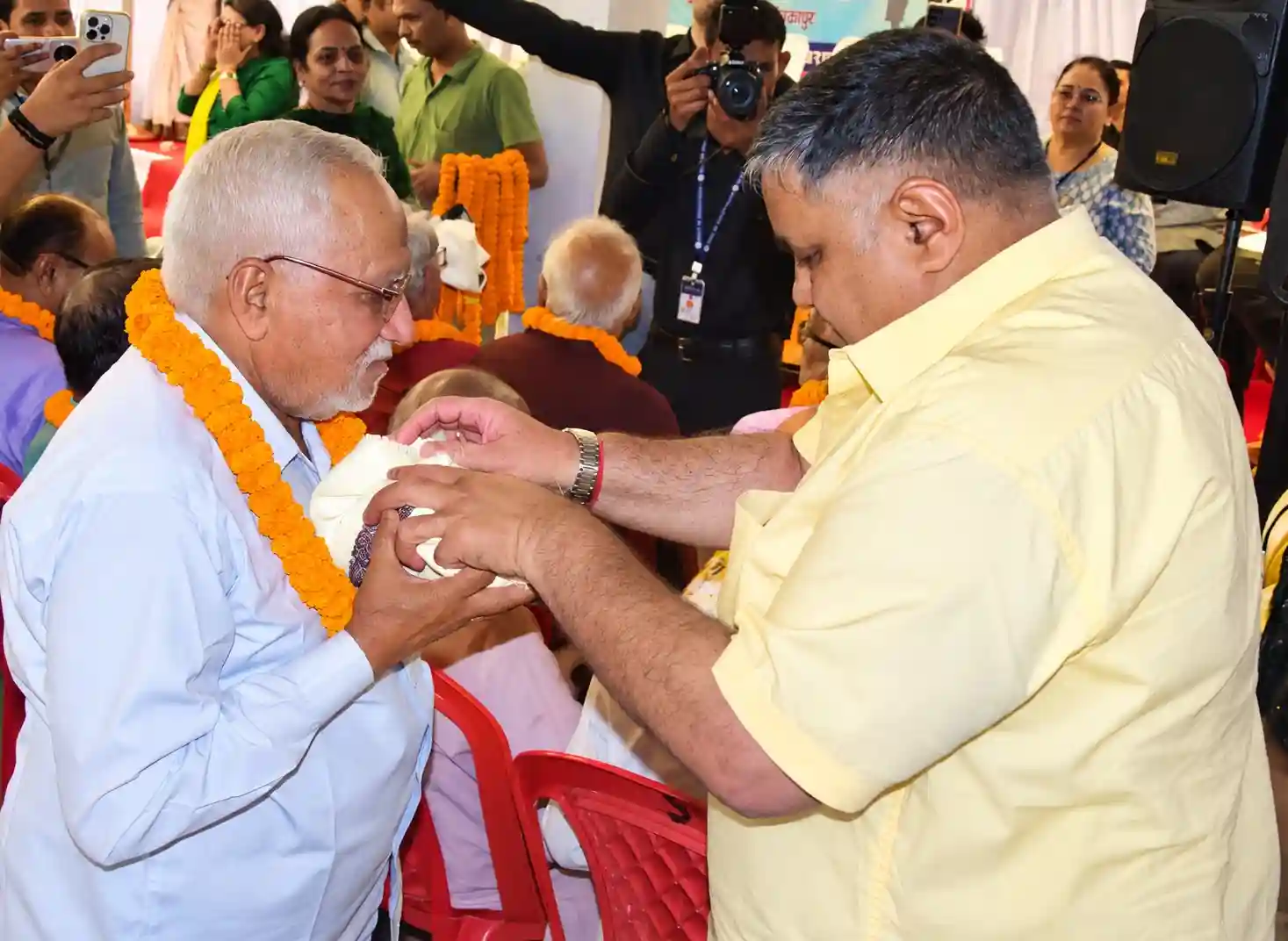 अंतर्राष्ट्रीय वृद्धजन दिवस पर सियानगुड़ी में बुजुर्गों का सम्मान, श्री राजेश अग्रवाल ने शॉल-श्रीफल भेंट कर लिया आशीर्वाद