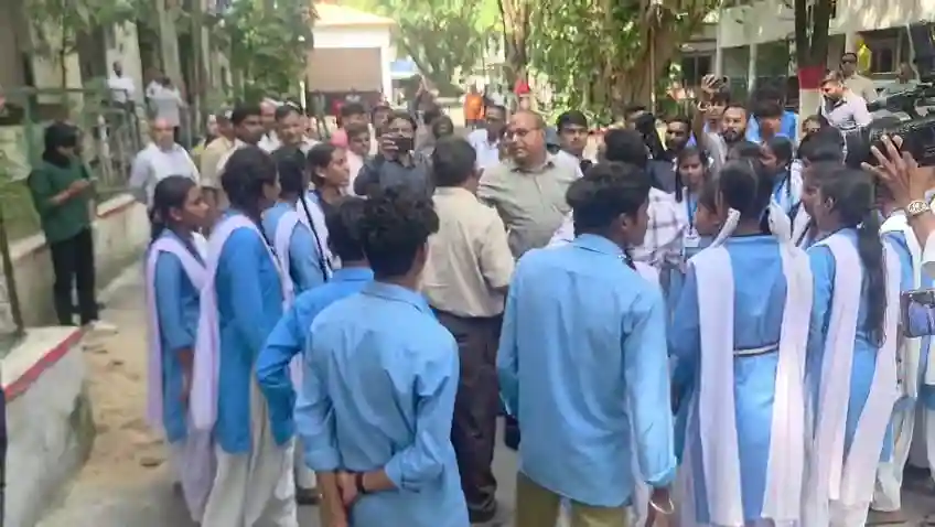 मल्हार स्कूल की छात्राओं ने कलेक्ट्रेट पहुंचकर लगाए गंभीर आरोप, जांच के आदेश