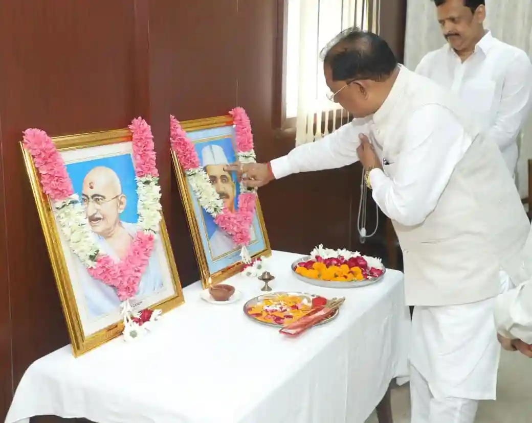 मुख्यमंत्री ने महात्मा गांधी और पूर्व प्रधानमंत्री लाल बहादुर शास्त्री की जयंती पर किया नमन