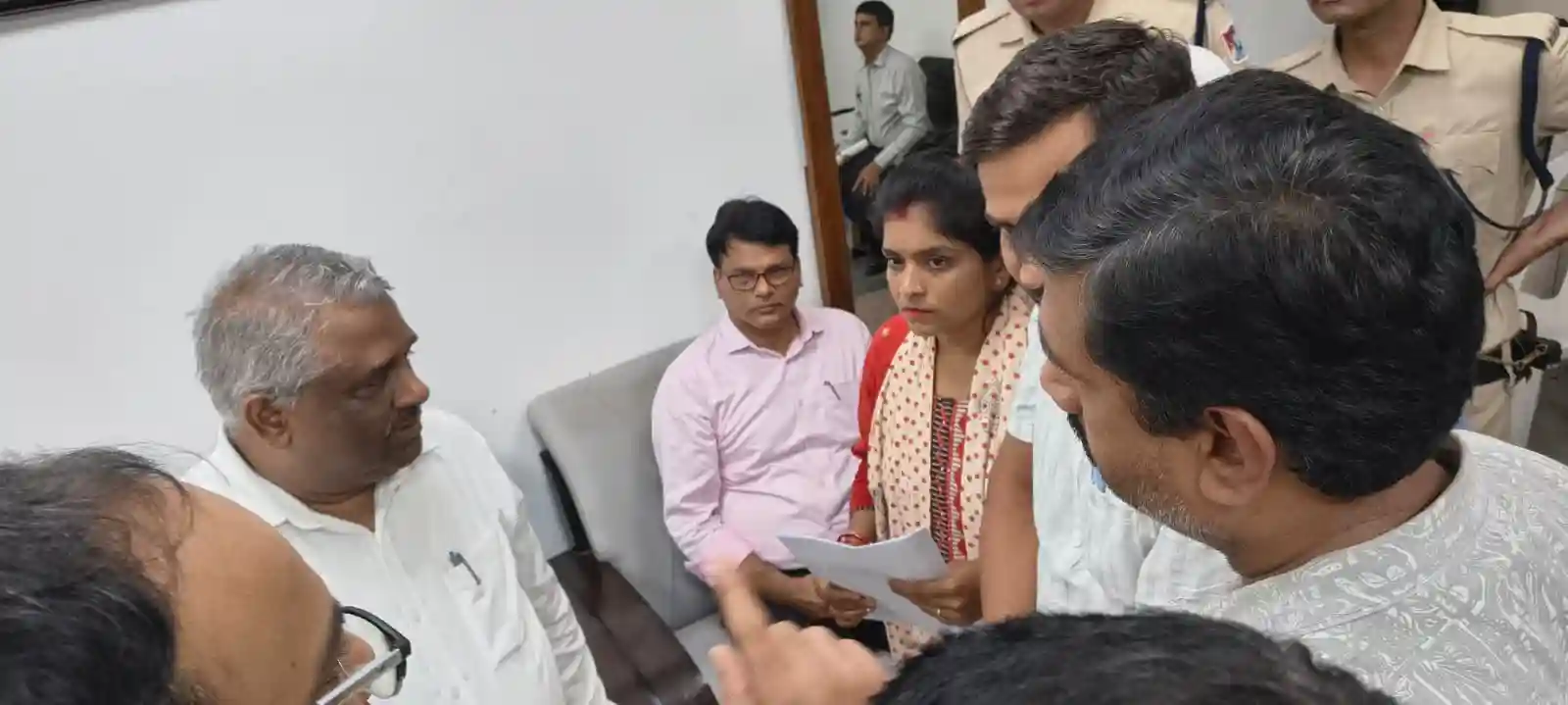 रेल कर्मचारियों की समस्याओं को लेकर श्रमिक यूनियन ने महाप्रबंधक को सौंपा ज्ञापन
