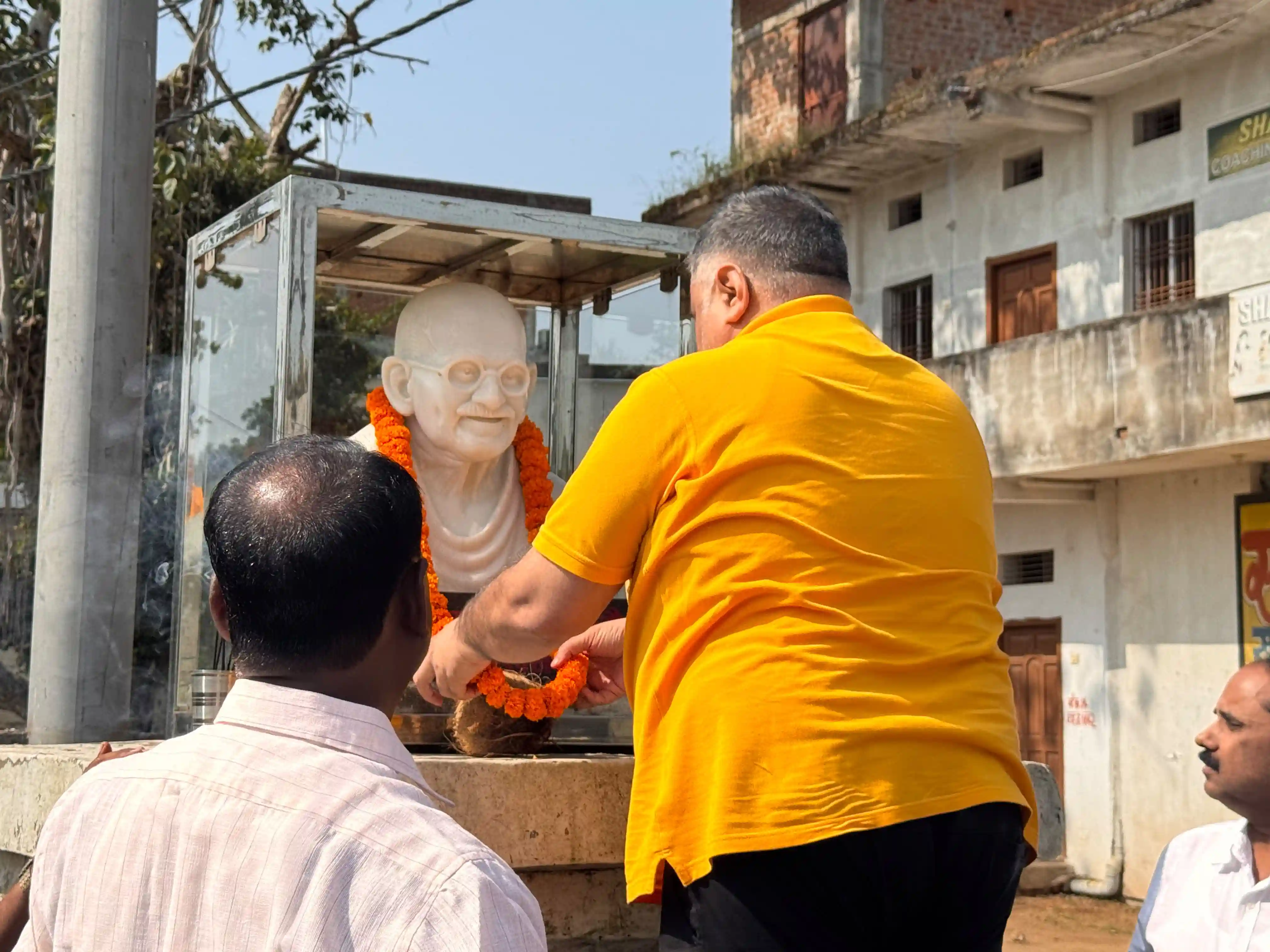 राष्ट्रपिता महात्मा गांधी की जयंती पर लखनपुर में ‘सेवा संकल्प अभियान’ के तहत स्वच्छता सेवा अभियान में की सहभागिता