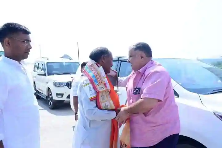 छत्तीसगढ़ में कर्मवीर सिंह का आत्मीय स्वागत, मंत्री राजेश अग्रवाल ने किया अभिनंदन