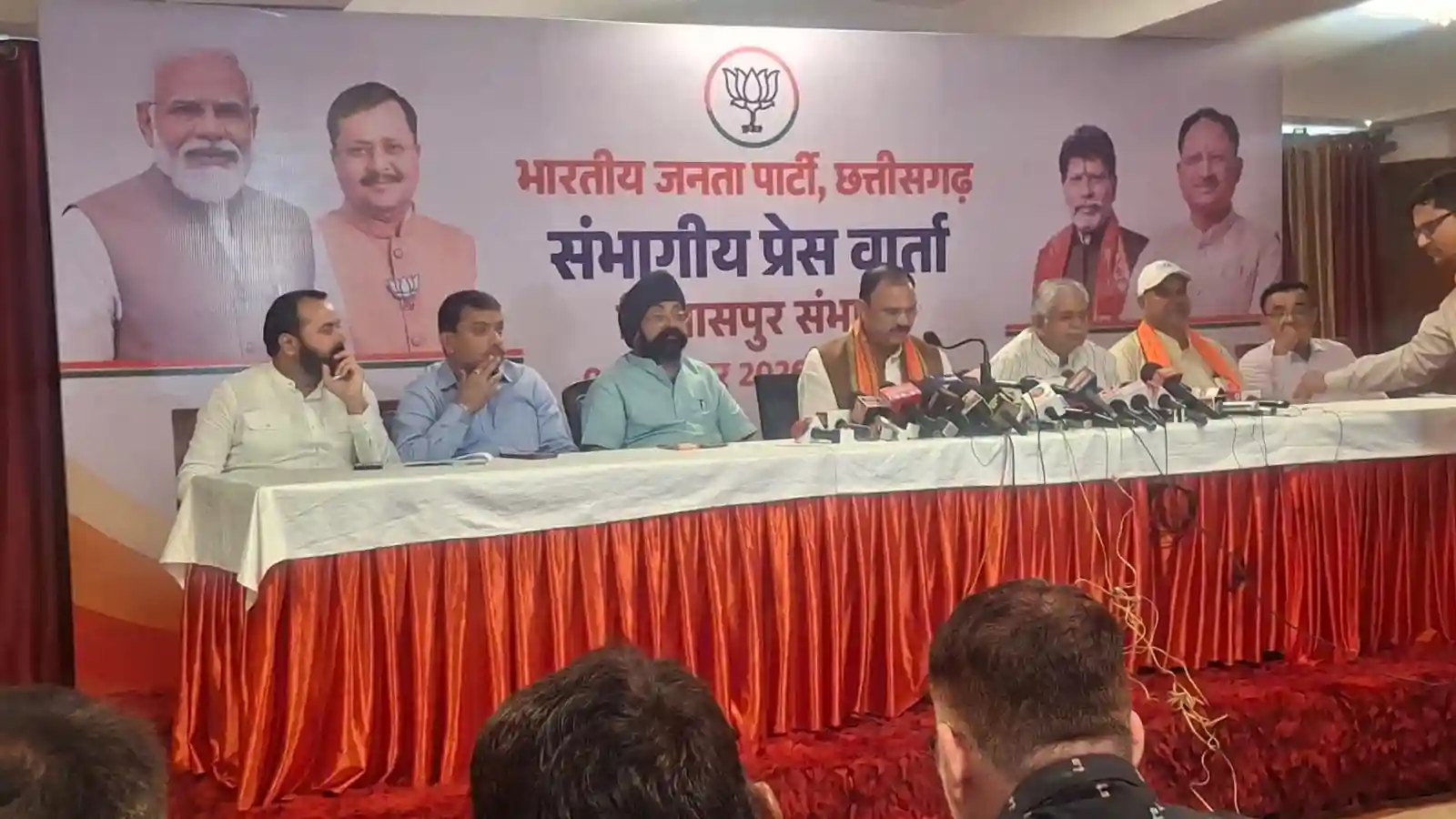 प्रधानमंत्री नरेंद्र मोदी के जन सेवा के 25 वर्ष पूर्ण होने पर प्रेस कॉन्फ्रेंस में उनकी उपलब्धियां बताने पहुंचे स्वास्थ्य मंत्री श्याम बिहारी जायसवाल