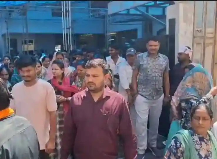 विधायक अमर के घर पहुंचे चांटापारा से विस्थापित लोग, बोले- हम भाजपा के वोटर, फिर यहीं बसाइए
