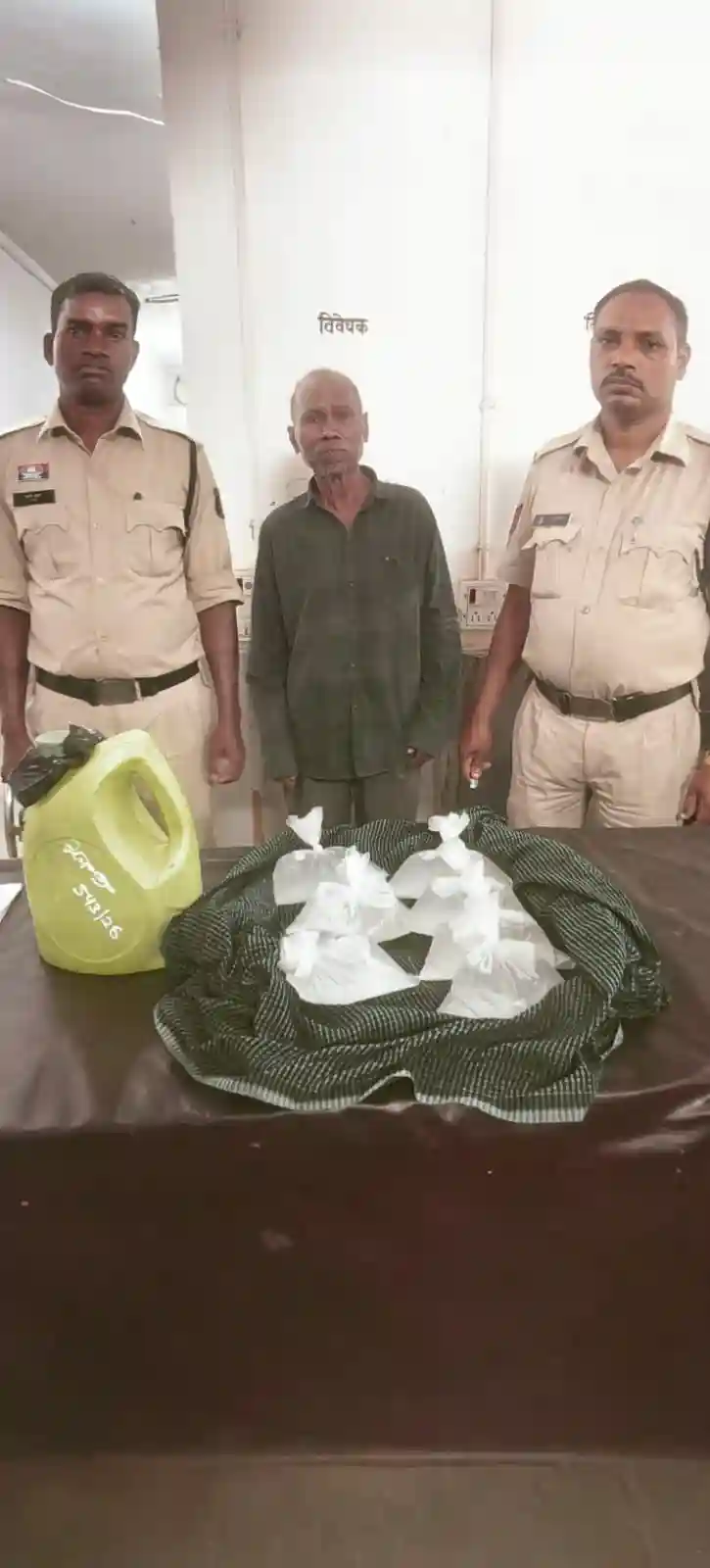जेवरा में 12 लीटर अवैध महुआ शराब जब्त, आरोपी गिरफ्तार