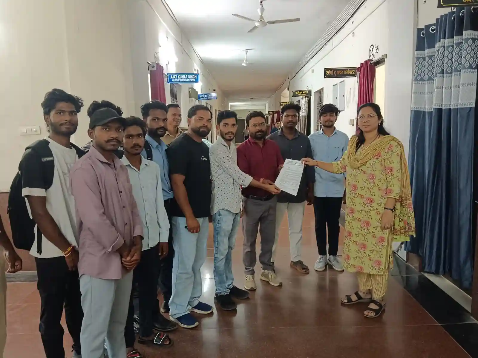 शासकीय पॉलिटेक्निक कॉलेज के प्राचार्य पर छात्रों से अभद्रता बॉडी शेमिंग और धमकियों का आरोप छात्रों ने अपर कलेक्टर को सौंपा ज्ञापन, निष्पक्ष जांच की मांग