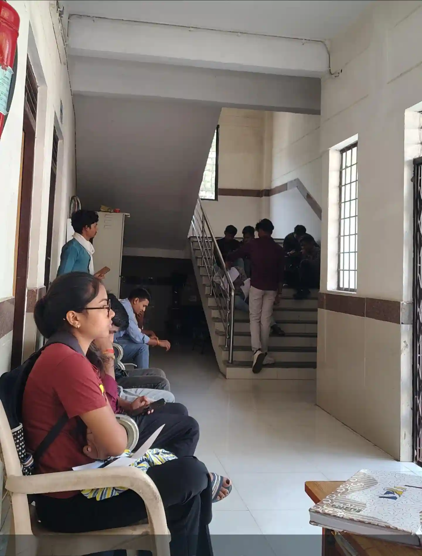 एक ही कक्षा के 12 से ज्यादा छात्रों को 2 से 6 अंक, परीक्षा परिणाम में सुधार की मांग लेकर विश्वविद्यालय पहुंचे छात्र
