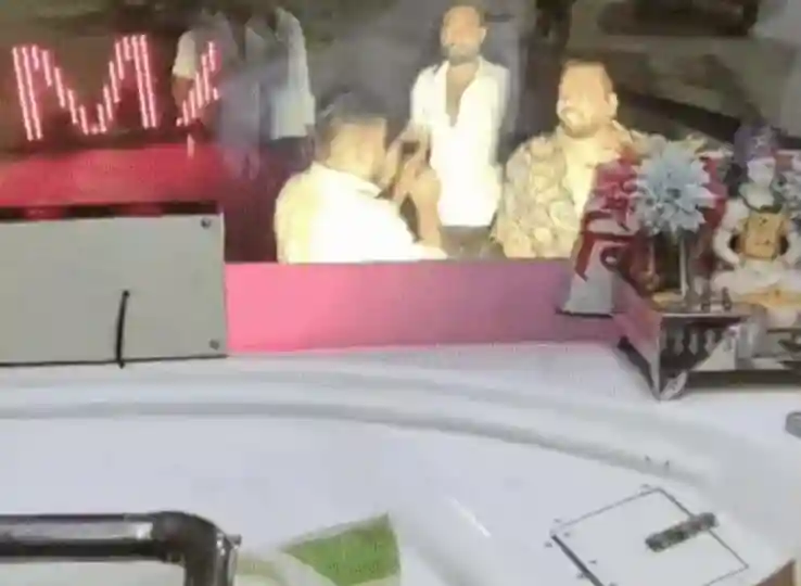 बस में सवारी बैठाने को लेकर रंगदारी का आरोप, हिस्ट्रीशीटर ने एजेंटों से की मारपीट