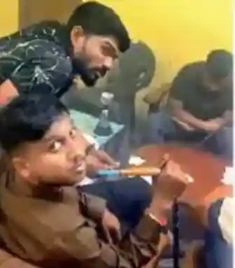 पारिजात कॉलोनी के मकान में हुक्का पीते 5 युवक पकड़े गए