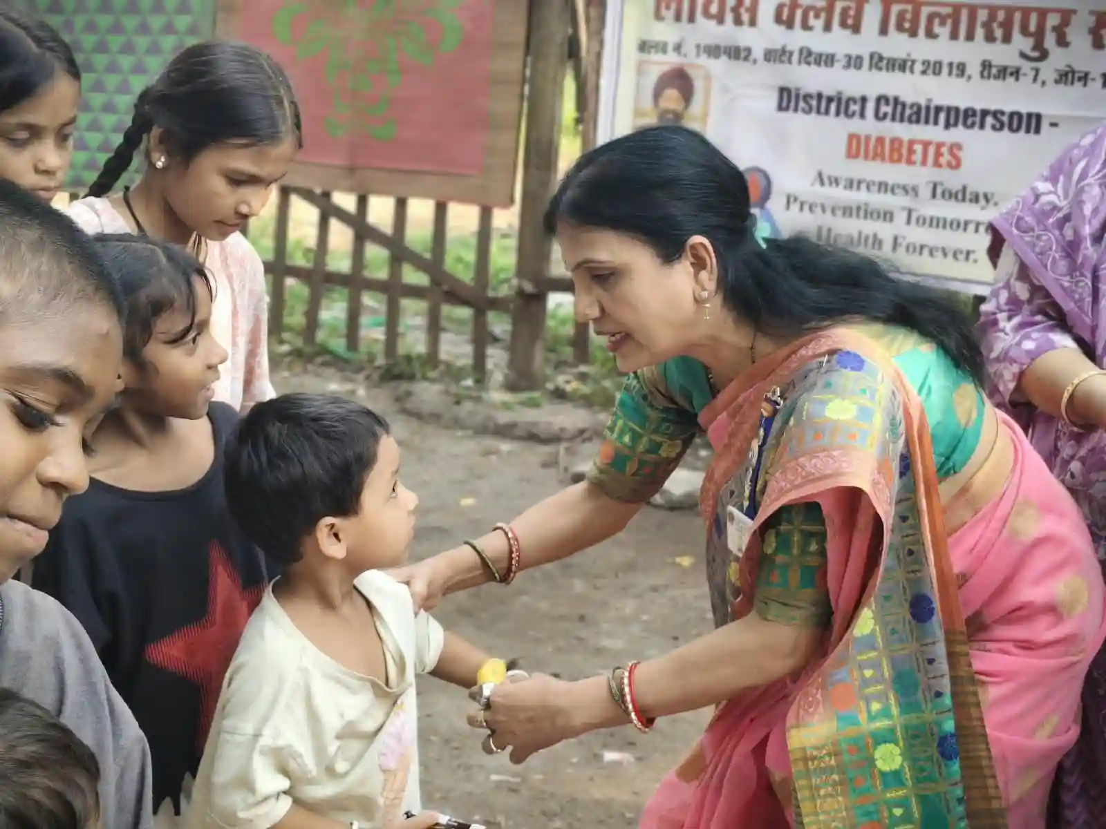 लायंस क्लब स्माइल ने रेलवे स्लम क्षेत्र में बांटे कपड़े एवं खाद्य सामग्री वितरण 