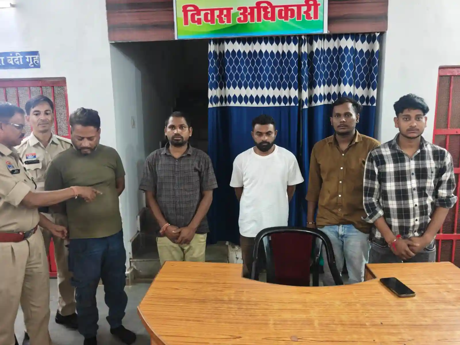 रतनपुर में पुलिस की रेड, संदिग्ध परिस्थितियों में मिले 5 व्यक्ति जेल भेजे गए