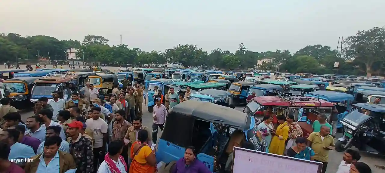 ऑटो चालकों की यूनिक आईडी और QR कोड बनाने के लिए यातायात पुलिस ने बढ़ाए सुविधा केंद्र
