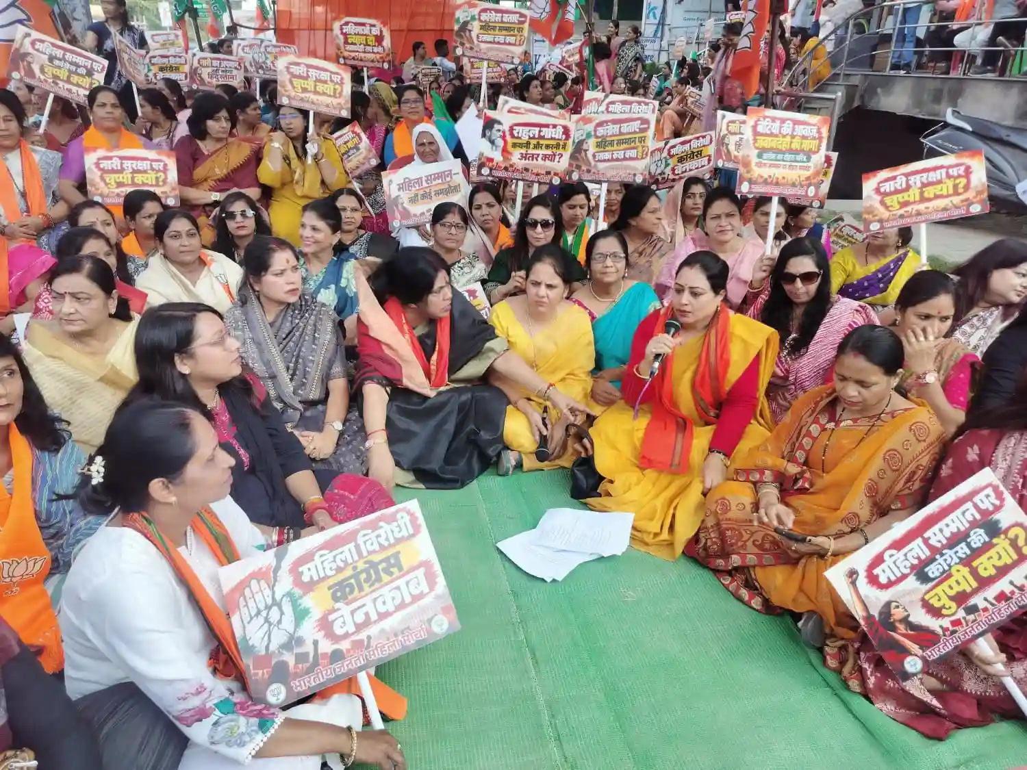 सांसद द्वारा छात्राओं के यौन उत्पीड़न मामले में अब भाजपा महिला मोर्चा ने खोला कांग्रेस के खिलाफ मोर्चा, पूछा राहुल गांधी महिला सुरक्षा पर अब चुप क्यों? 