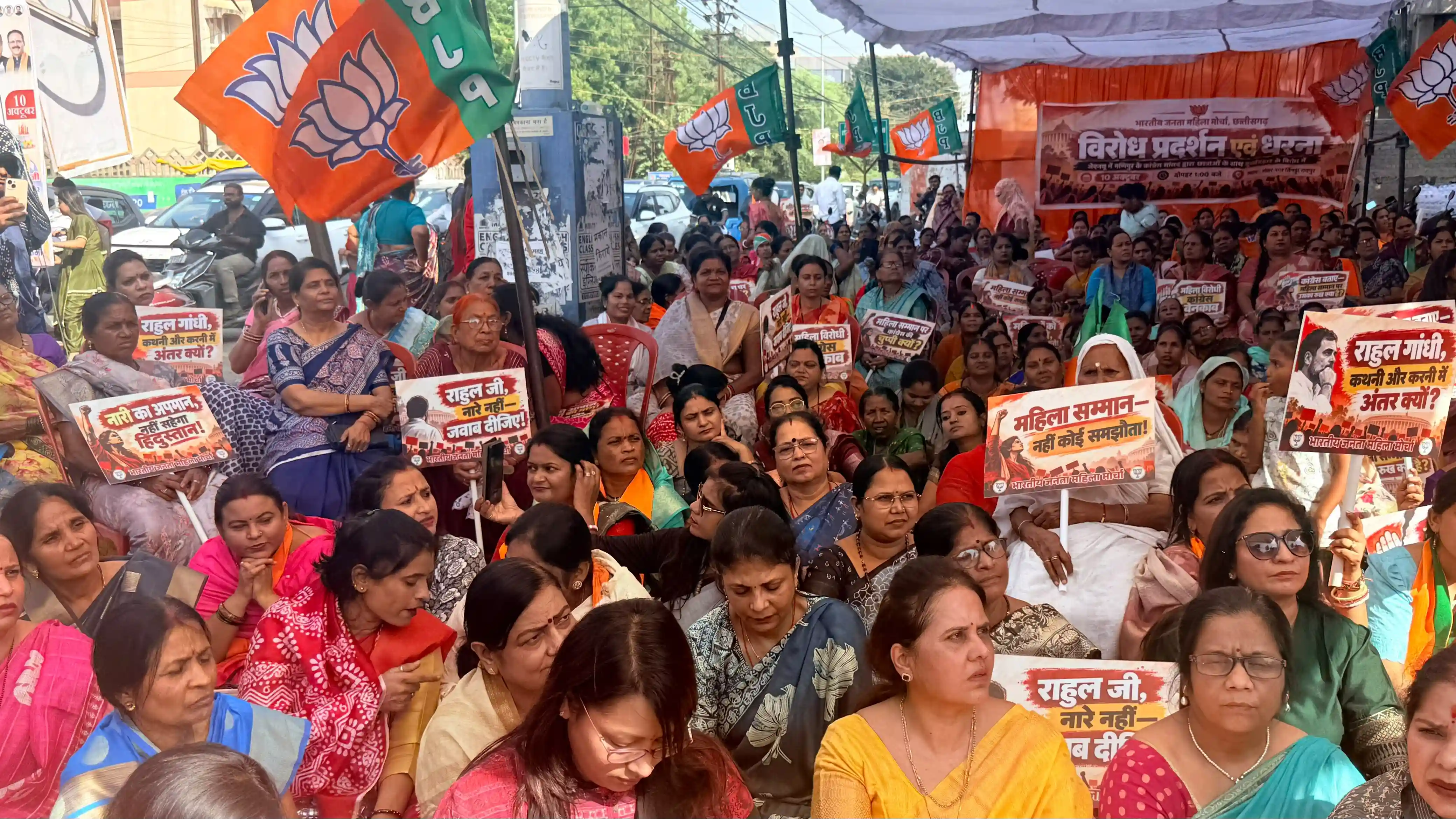 भाजपा महिला मोर्चा का राजधानी में जोरदार प्रदर्शन, कांग्रेस सांसद डॉ. बिमोल अकोइजम पर यौन दुर्व्यवहार के आरोपों को लेकर राजीव भवन का किया घेराव