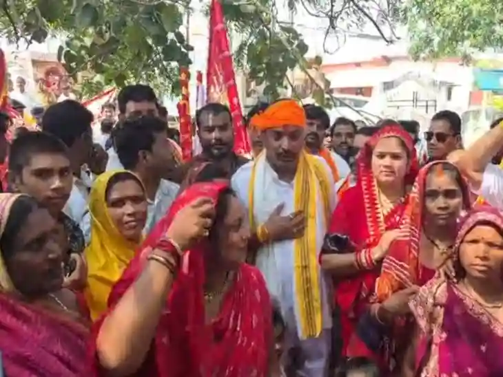 बेलतरा में ध्वजा यात्रा का आगाज, सुशांत शुक्ला के साथ केंद्रीय राज्य मंत्री तोखन साहू भी हुए शामिल
