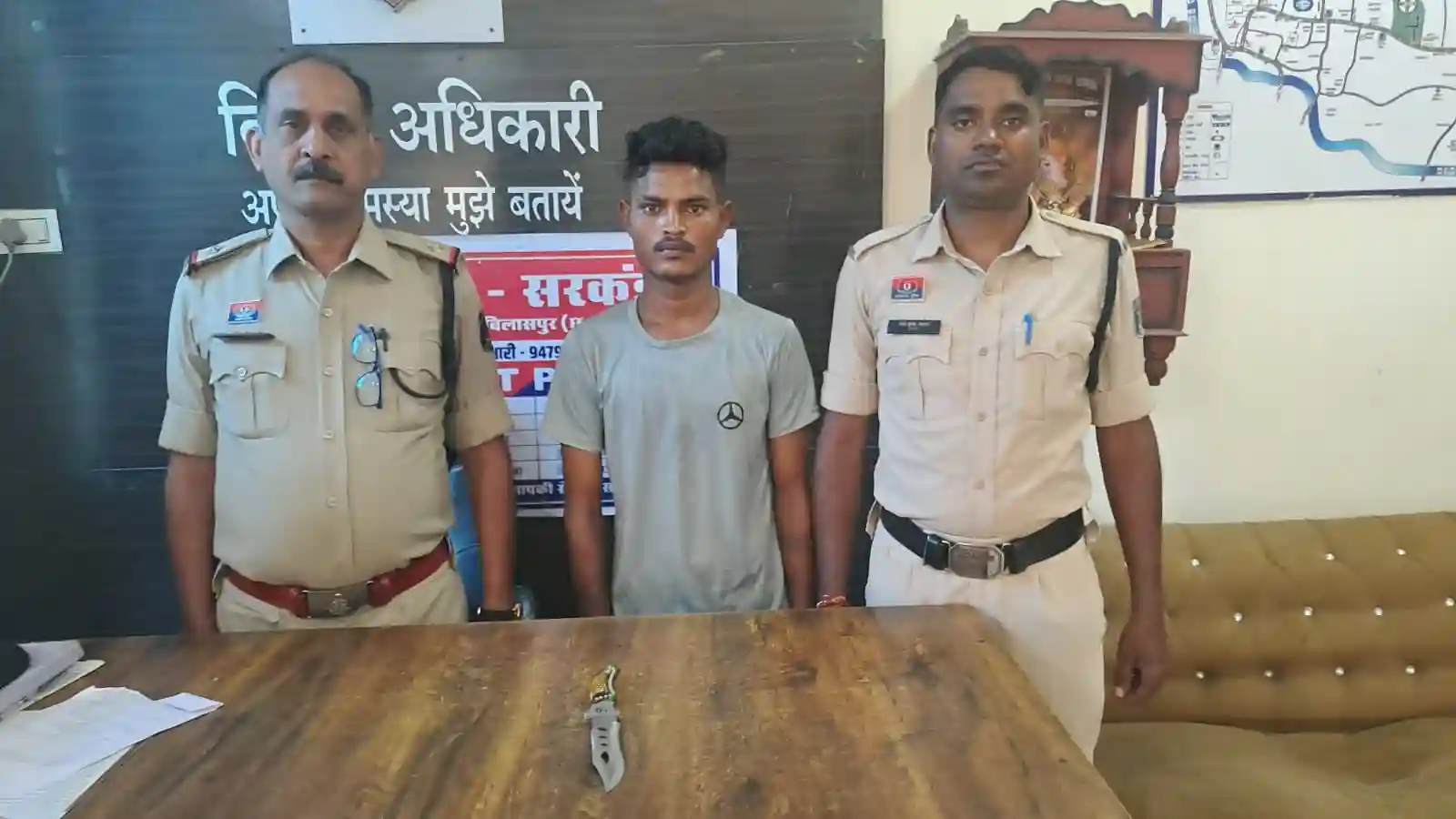 चिंगराजपारा में चाकू लहराकर लोगों को डरा रहा बदमाश गिरफ्तार, 9 मामले पहले से दर्ज