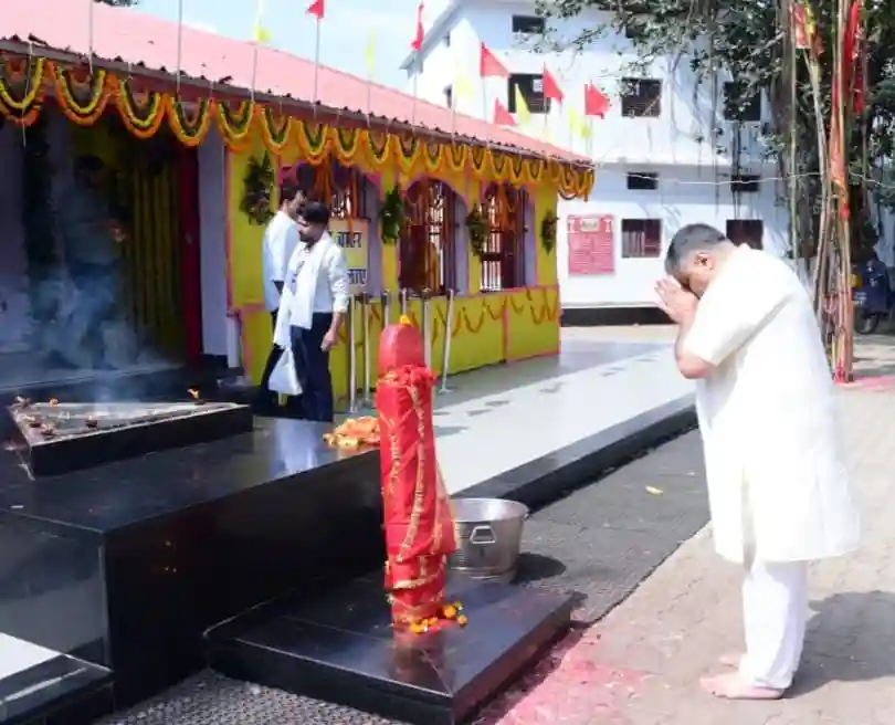 पर्यटन एवं संस्कृति मंत्री श्री राजेश अग्रवाल ने लखनपुर और अम्बिकापुर के माँ दुर्गा मंदिरों में पूजा-अर्चना कर प्रदेश की सुख-समृद्धि और खुशहाली की कामना की
