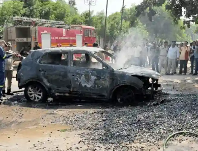 स्कूल से बच्चों को लेने पहुंचे, कार स्टार्ट करते ही उठने लगा धुआं, 20 मिनट में गाड़ी खाक