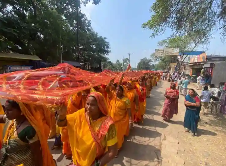 183 मीटर लंबी चुनरी यात्रा में उमड़ा मातृशक्ति का जनसैलाब, मस्तूरी में भक्ति और उत्साह का माहौल
