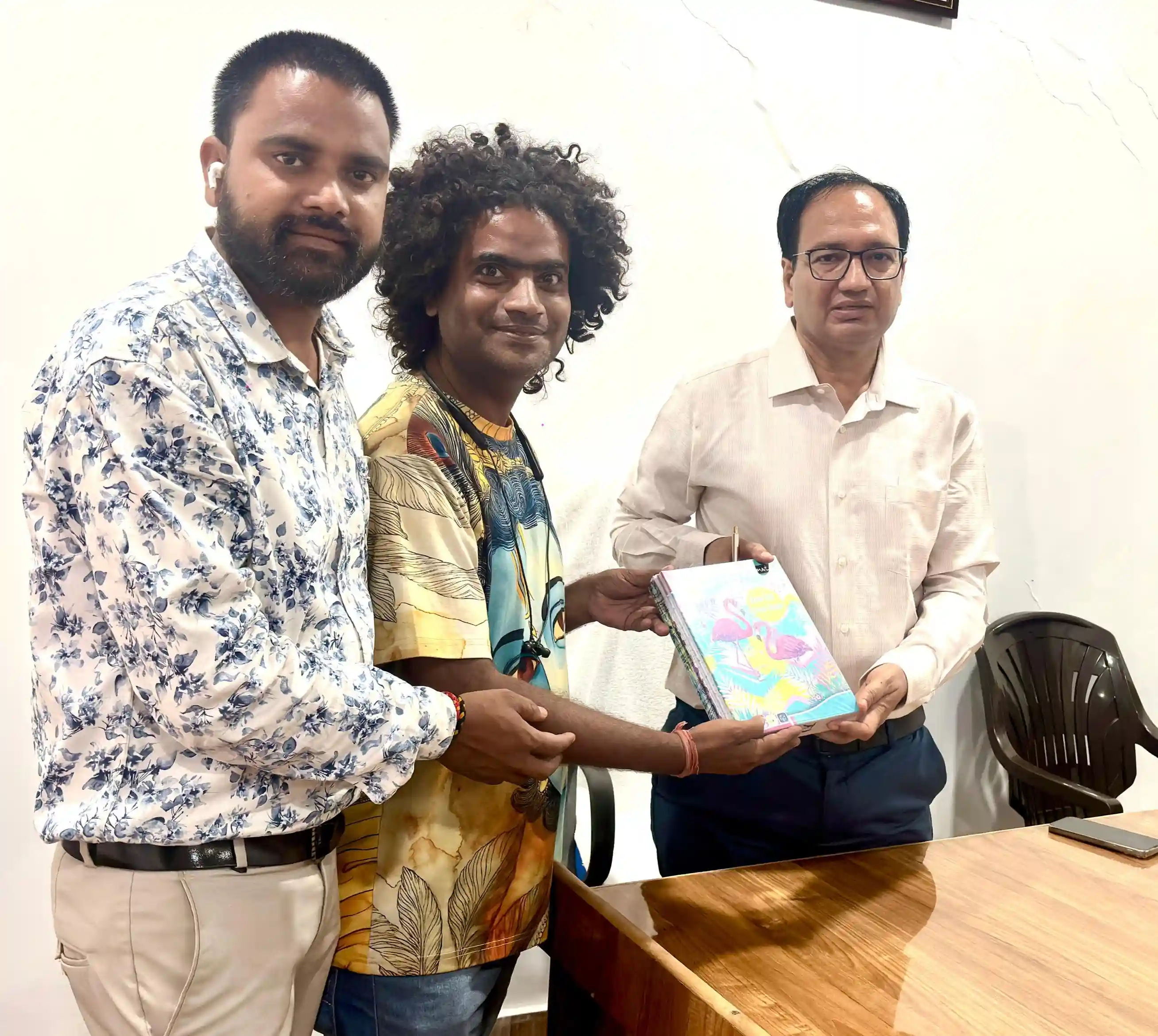 बुके के स्थान पर पुस्तक भेंट कर कलेक्टर श्री संजय अग्रवाल को दी जन्मदिन की शुभकामनाएँ