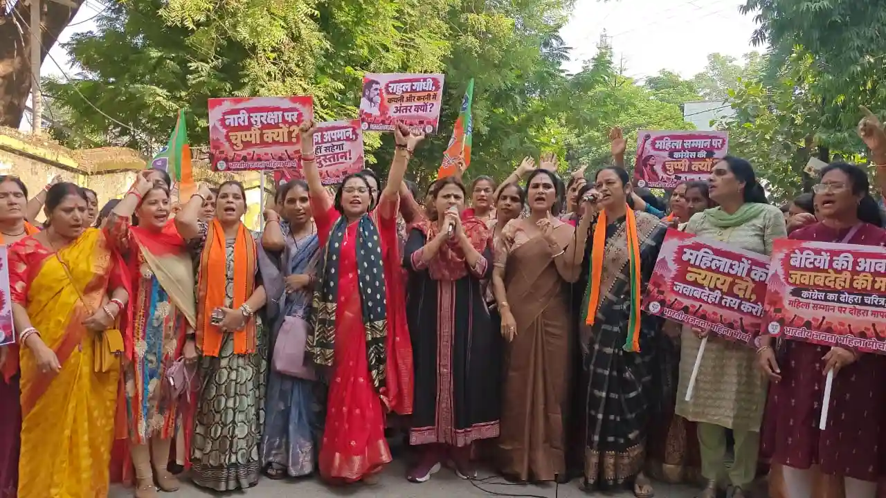 कांग्रेस भवन में गंगाजल छिड़ककर शुद्धिकरण, भाजपा को उसी की भाषा में जवाब देने का दावा, महापौर ने कहा पहले राहुल गांधी को गंगाजल से नहलाओ