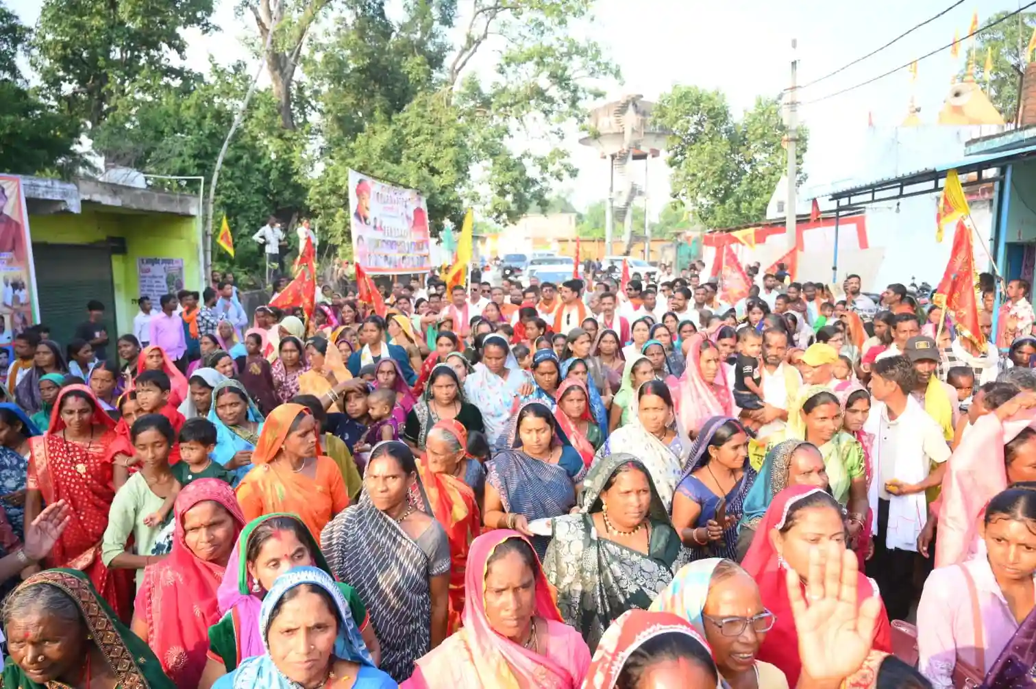 ध्वजा यात्रा का गांव-गांव में पुष्पवर्षा से स्वागत, जगराते में देर रात तक झूमे श्रद्धालु