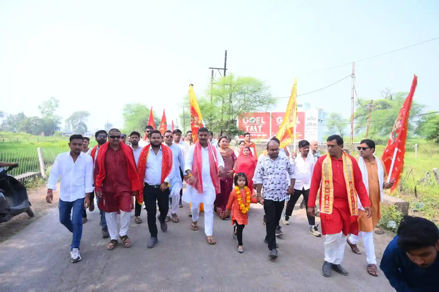 भक्ति के पथ पर बढ़ते कदम, गाँव-गाँव में गूँज रहा माँ महामाया का जयकारा; बेलतरा की ध्वजा यात्रा बनी जनआस्था और सामाजिक समरसता का महापर्व