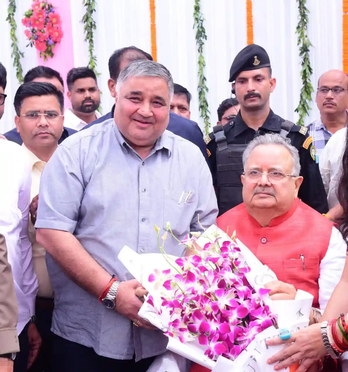 छत्तीसगढ़ विधानसभा अध्यक्ष डॉ. रमन सिंह को जन्मदिन की बधाई देने पहुंचे पर्यटन मंत्री राजेश अग्रवाल