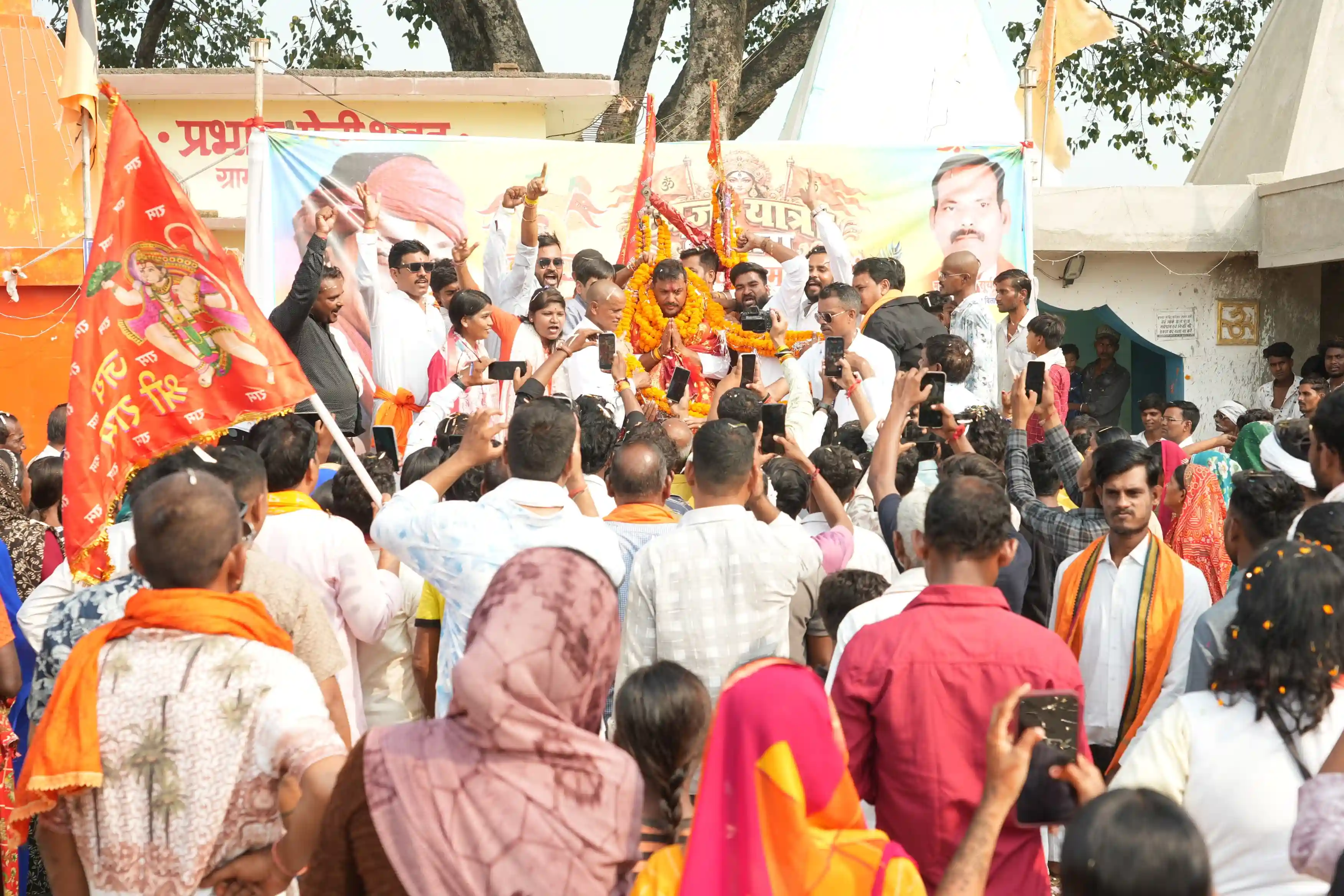  माँ महामाया की भक्ति में सराबोर बेलतरा, ध्वजा यात्रा के पाँचवें दिन गाँव-गाँव उमड़ा आस्था का जनसैलाब