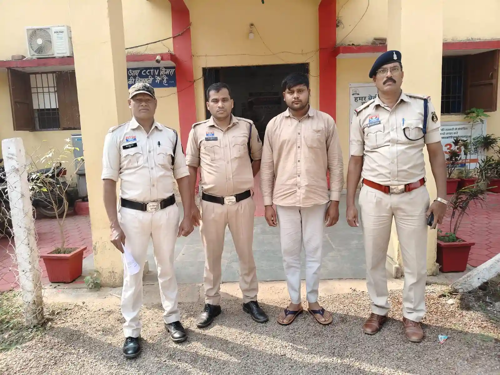 अश्लील फोटो-वीडियो वायरल करने की धमकी देकर ब्लैकमेलिंग, 24 घंटे के भीतर आरोपी गिरफ्तार