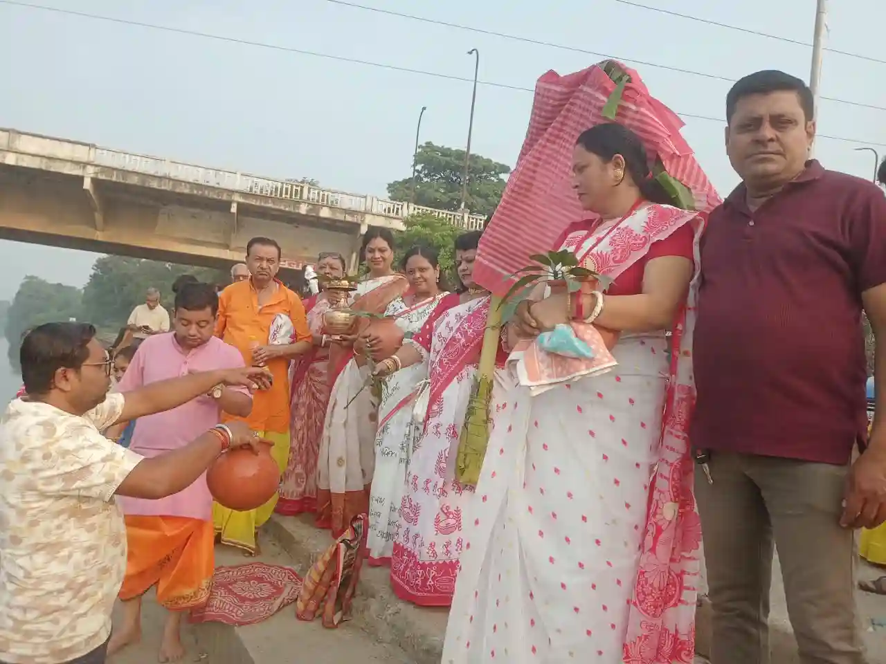 103 साल से कायम बंगाली परंपरा, षष्ठी पर मां का आह्वान, सप्तमी पर कोला बऊ का स्नान