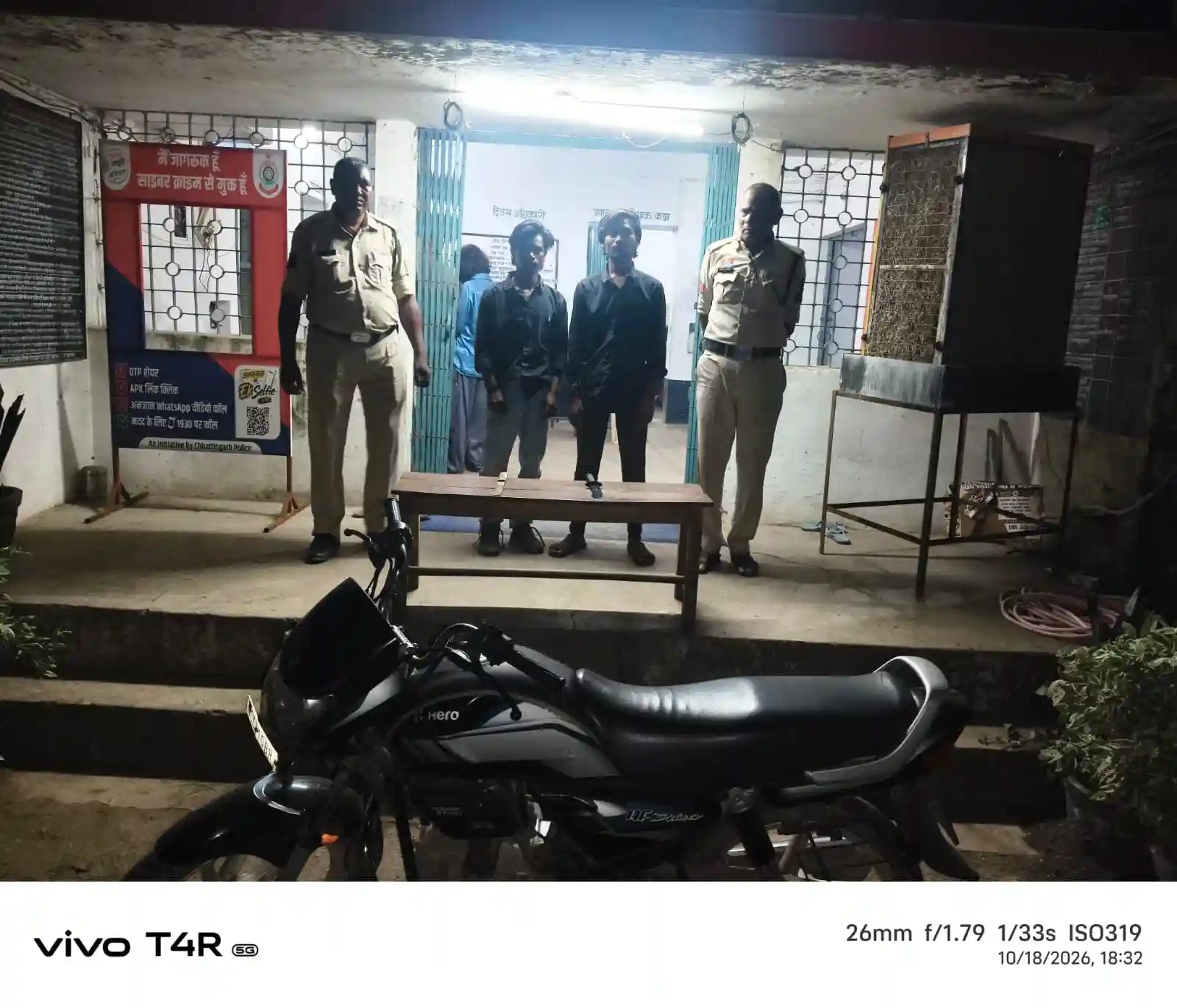 नवरात्रि के दौरान सरप्राइज चेकिंग में पकड़े गए दो युवक, चाकू और बाइक जब्त