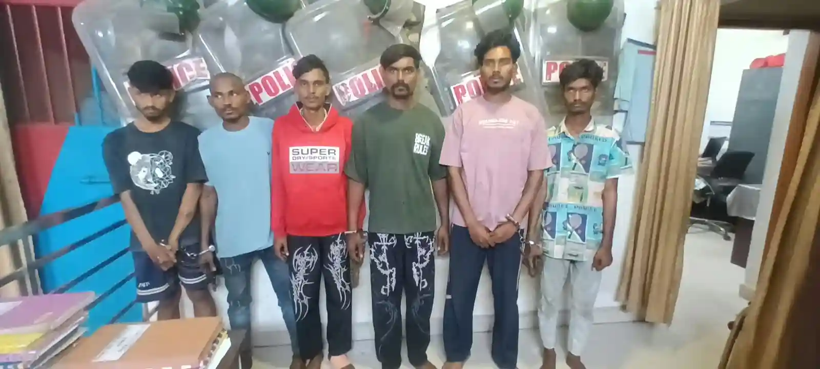 एयरपोर्ट तिराहे से बाइक चोरी, गुंडा बदमाश समेत 6 आरोपी गिरफ्तार,दो बाइक और एक बैटरी बरामद, संगठित होकर वारदात को देते थे अंजाम