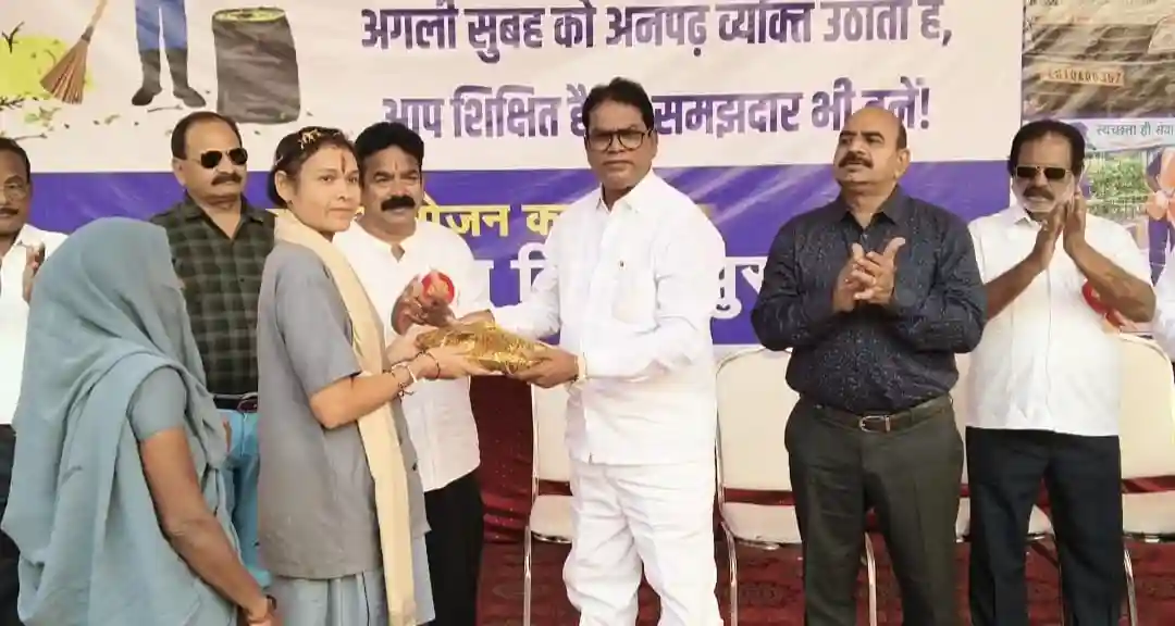 छत्तीसगढ़ तेलुगु महा संघम, बिलासपुर शाखा द्वारा 100 से अधिक स्वच्छता कर्मियों का सम्मान
