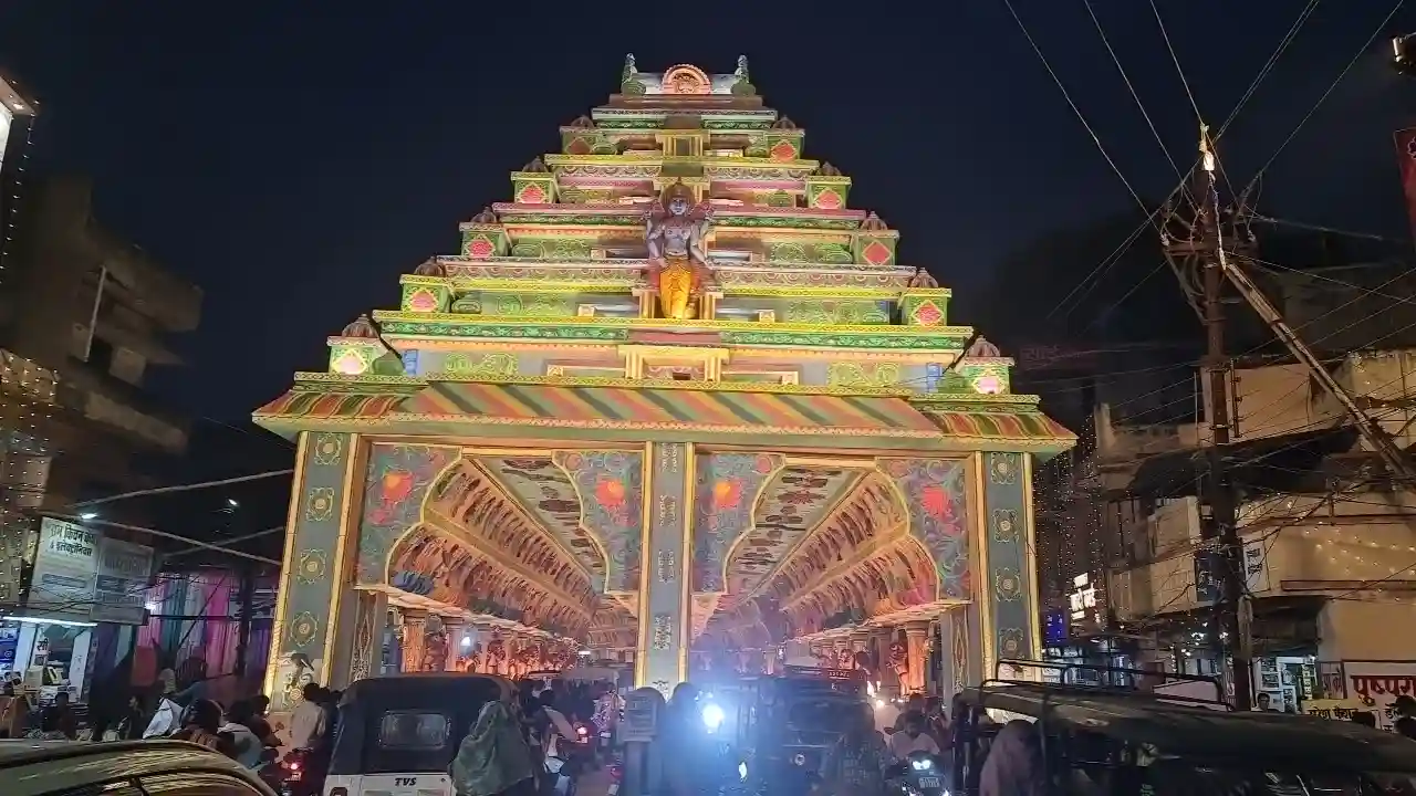 तेलीपारा में श्रीलंका के भद्रकाली अम्मन मंदिर की भव्य झलक, 1.50 करोड़ से सजा दुर्गा पंडाल स्वर्ण जयंती पर शहीद चंद्रशेखर आजाद दुर्गोत्सव समिति का विशेष आयोजन, दक्षिण भारतीय स्थापत्य, विशाल प्रवेश द्वार, आकर्षक रोशनी और नवरात्रि उत्सव मेले ने बढ़ाया आकर्षण