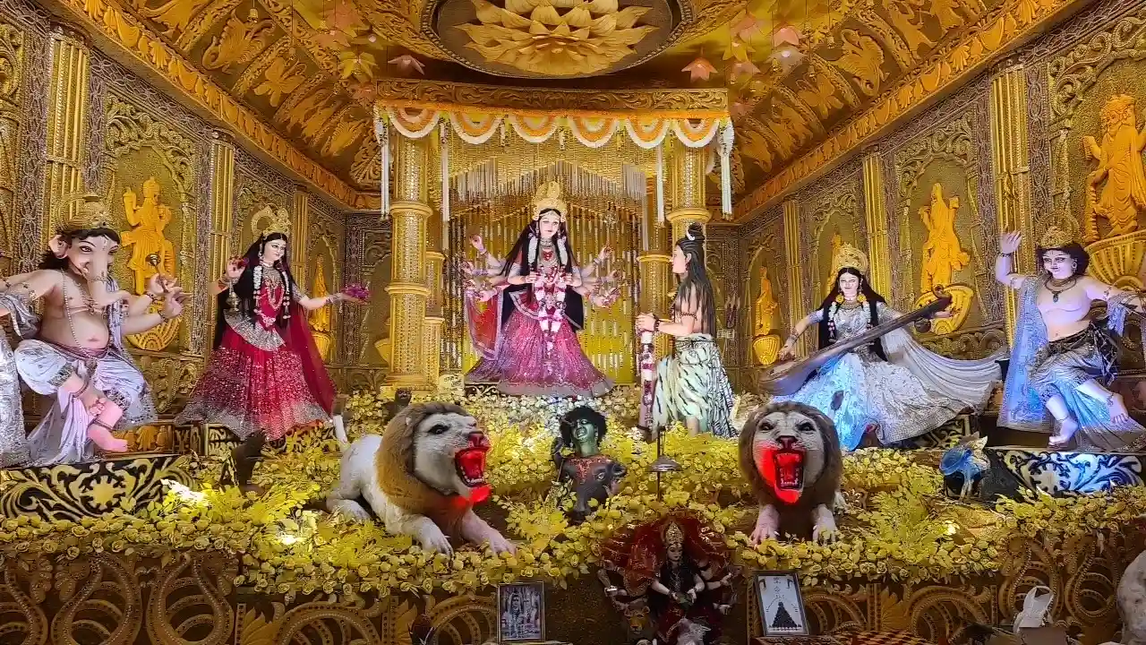 50वें वर्ष में भव्यता के साथ हो रहा मध्य नगरी का दुर्गोत्सव, शिव-पार्वती विवाह के स्वरूप में विराज रहीं मां दुर्गा
