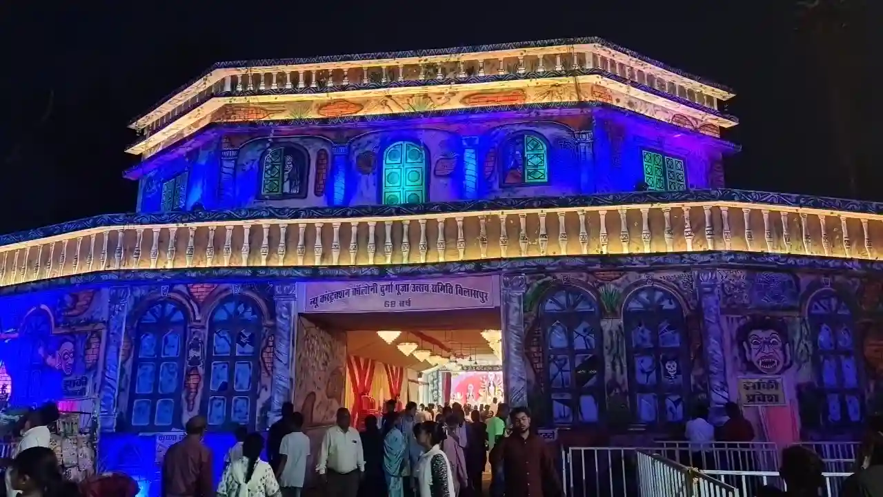 68 साल पुरानी दुर्गा पूजा में हॉरर शो का रोमांच, लेकिन ₹20 का टिकट बना गरीबों की राह में रोड़ा, न्यू कंस्ट्रक्शन कॉलोनी में भूतिया हवेली की थीम पर सजा पंडाल, बंगाल से आए 25 कलाकार कर रहे प्रदर्शन; पैसे देकर शो देखने की व्यवस्था पर लोगों में नाराजगी