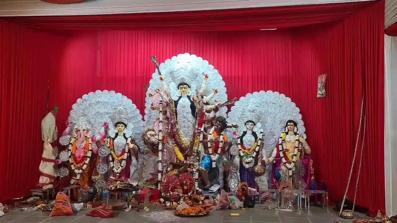 103 साल पुरानी दुर्गा पूजा में उमड़ा बिलासपुर, बंगाली स्कूल में सजा भव्य मेला