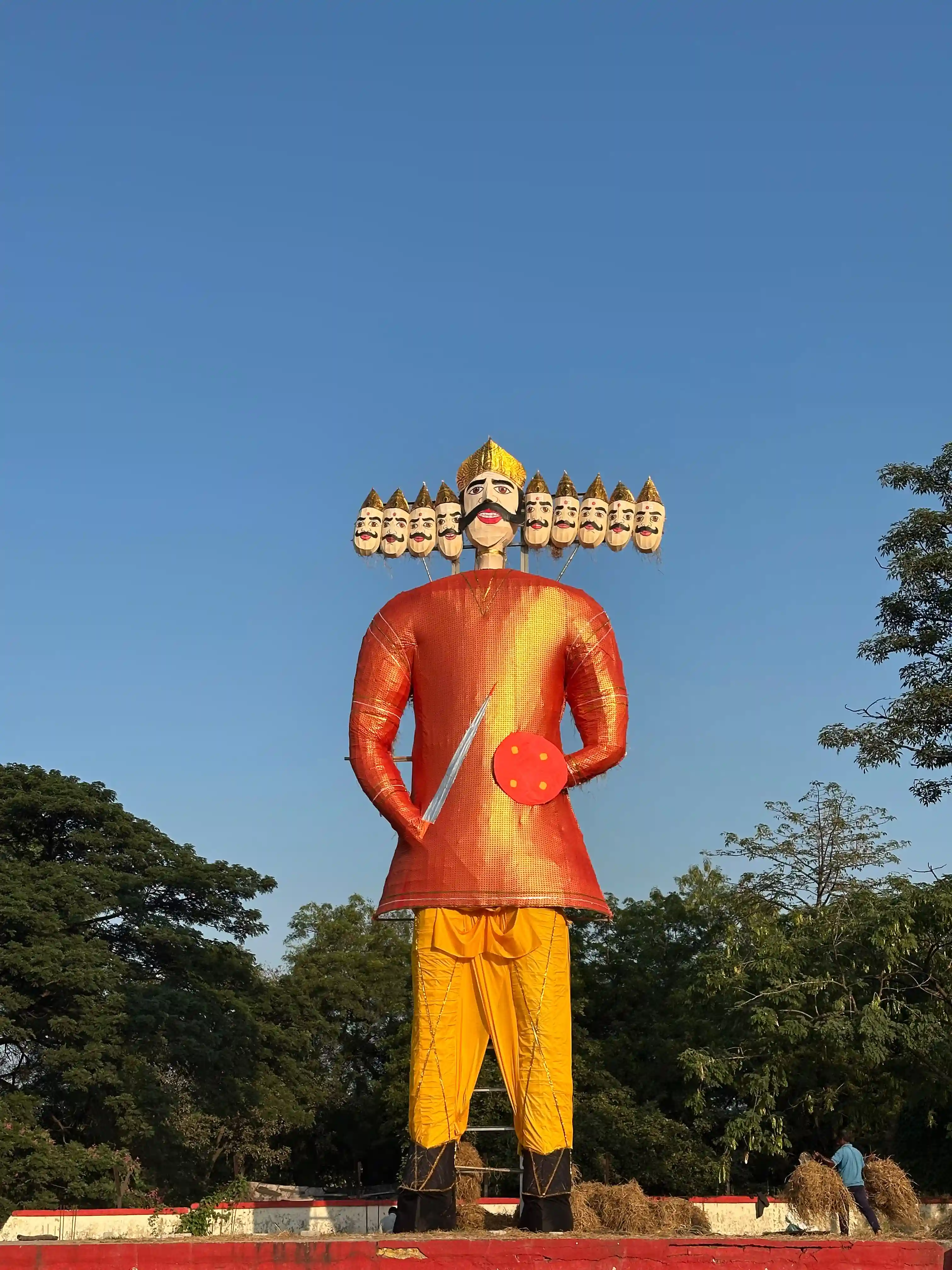 दशहरा: युद्ध, झांकियों और आतिशबाजी के बीच आज गूंजेगा जय श्रीराम