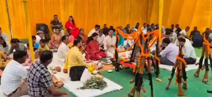 बिलासपुर रक्षित केंद्र में DIG रजनेश सिंह ने पुलिस टीम के साथ की विजयादशमी पर शस्त्र पूजन, हवन कर क्षेत्रवासियों की सुख-समृद्धि की कामना