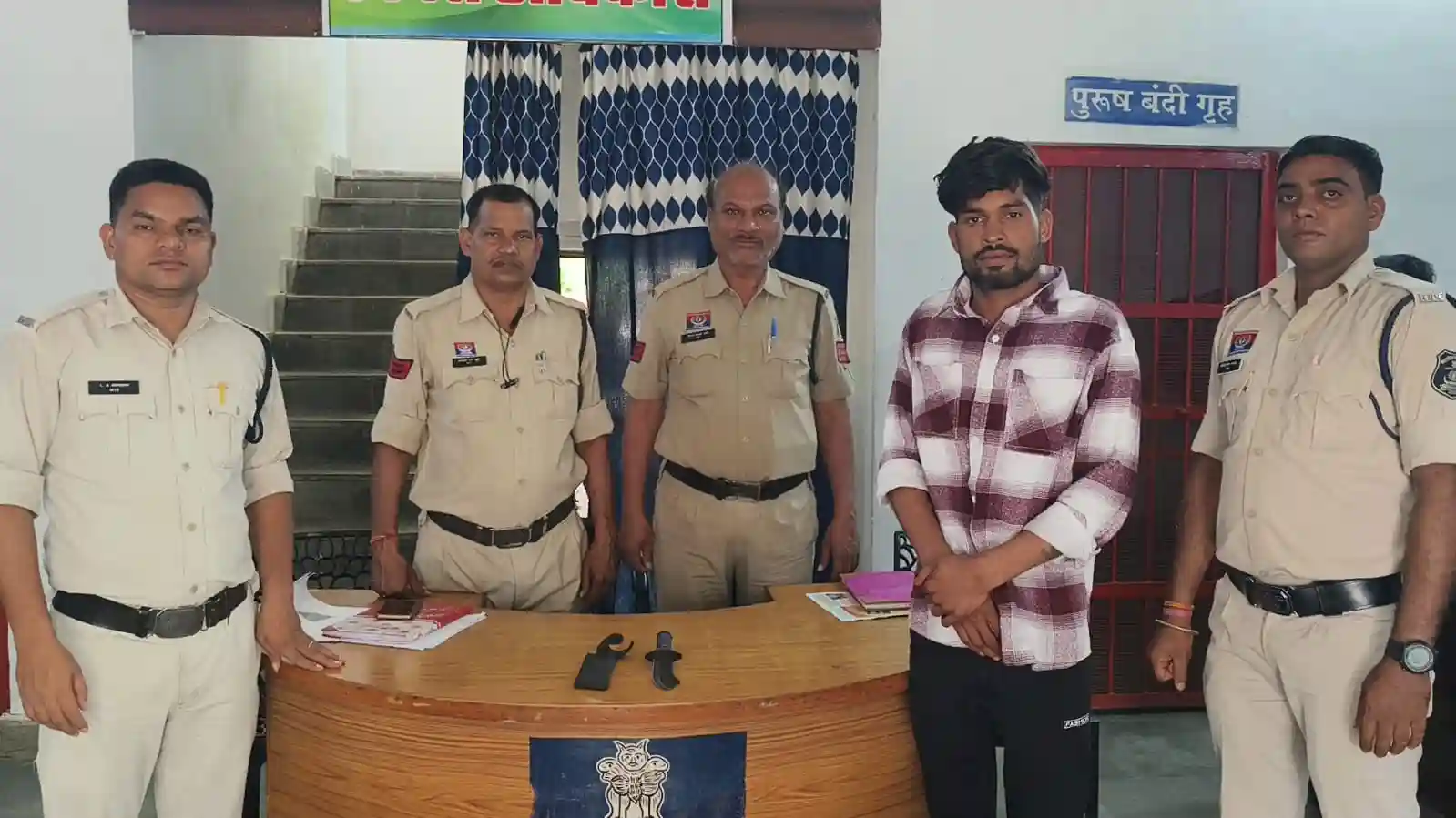 बस स्टैंड के पास चाकू लहराकर लोगों को डरा रहा युवक गिरफ्तार