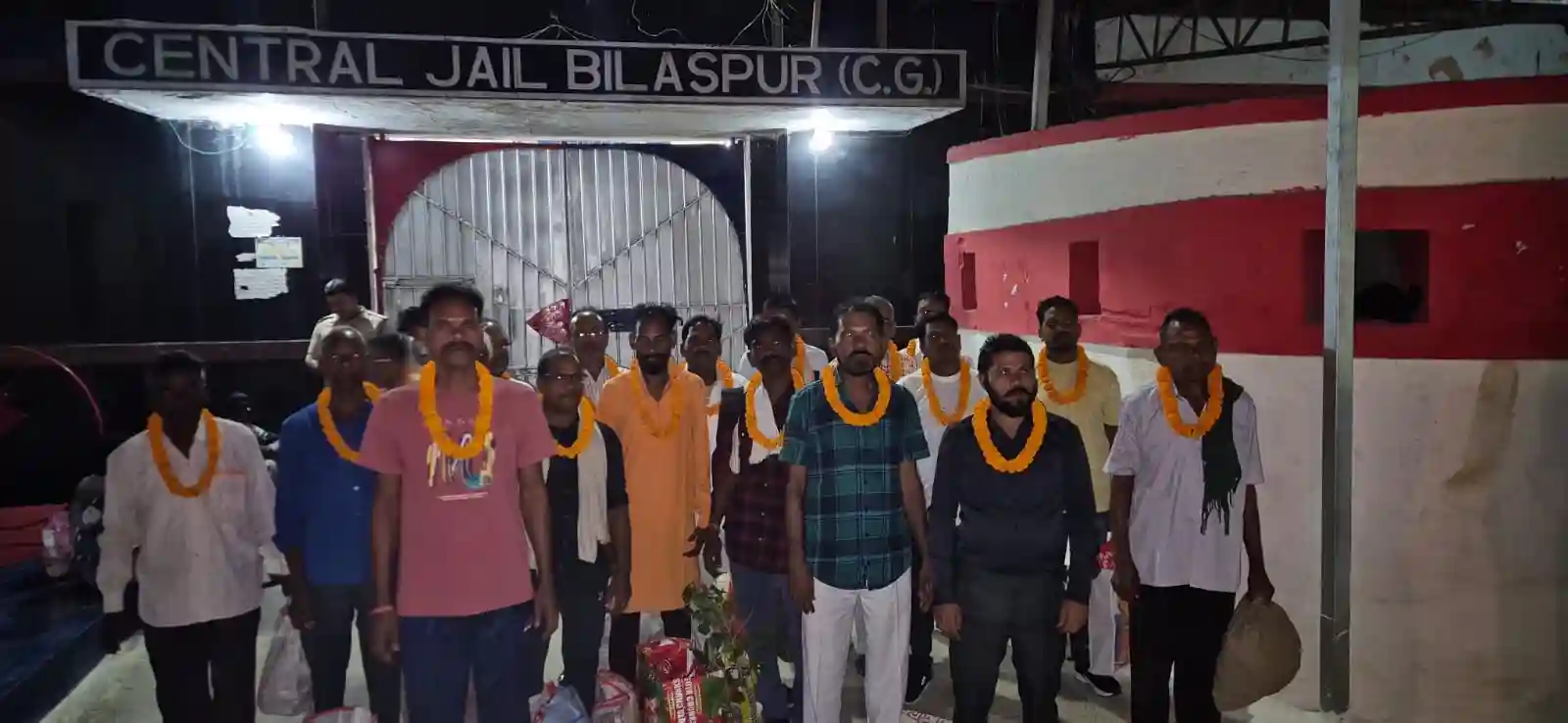 अनोखी पहल: बिलासपुर केंद्रीय जेल: क्षमता से अधिक बंदी, शासन की पहल से 20 आजीवन कैदियों की हुई रिहाई ...