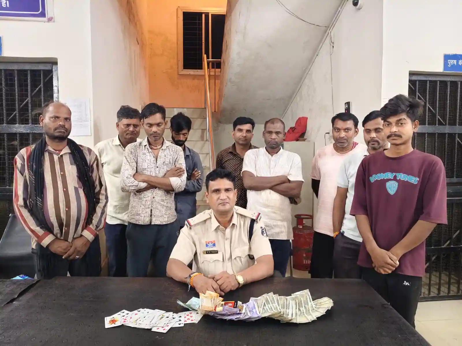 गिरधौना में जुआ खेलते 9 आरोपी गिरफ्तार, 10,500 रुपये नकद जब्त